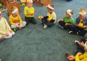 Dzieci zmysłem dotyku poznają kolor żółty – dotykają banana, cytrynę, paprykę, żółty klocek, melona…